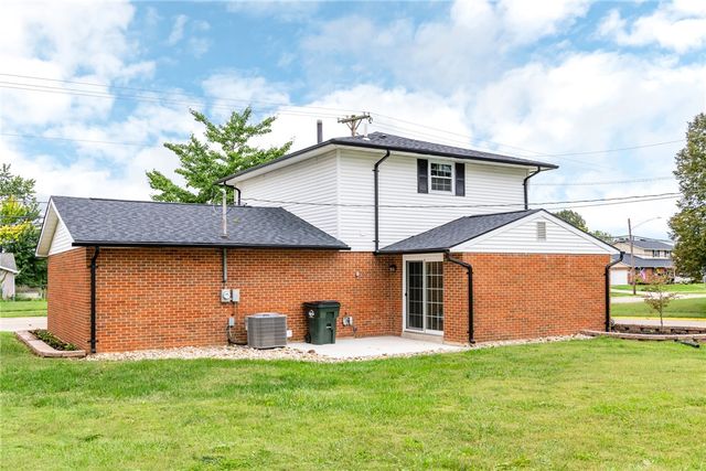 1013 W Lake Avenue, New Carlisle, OH 45344