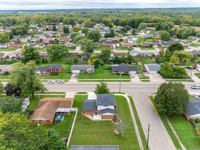 1013 W Lake Avenue, New Carlisle, OH 45344