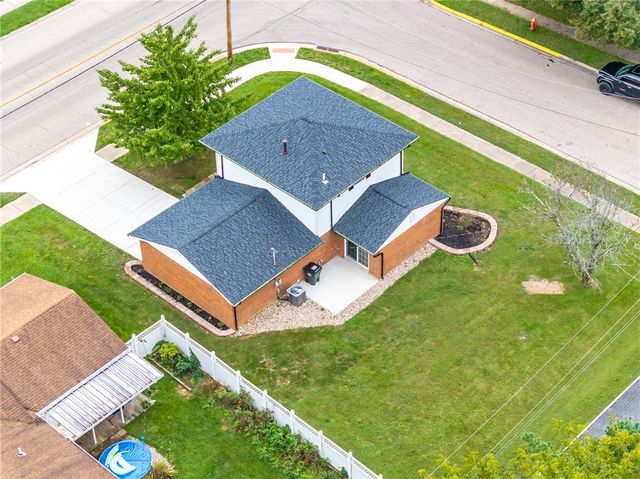 1013 W Lake Avenue, New Carlisle, OH 45344