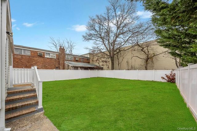 847 N Clinton Avenue, Lindenhurst, NY 11757