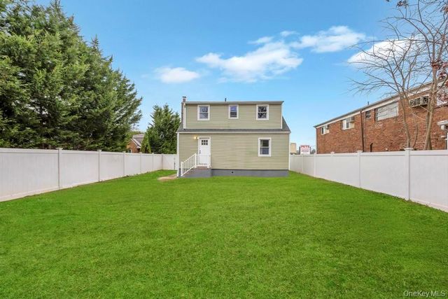 847 N Clinton Avenue, Lindenhurst, NY 11757
