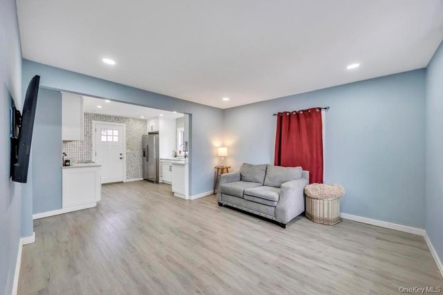 847 N Clinton Avenue, Lindenhurst, NY 11757