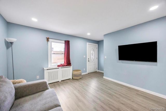 847 N Clinton Avenue, Lindenhurst, NY 11757