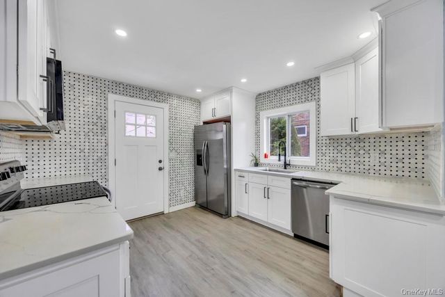 847 N Clinton Avenue, Lindenhurst, NY 11757