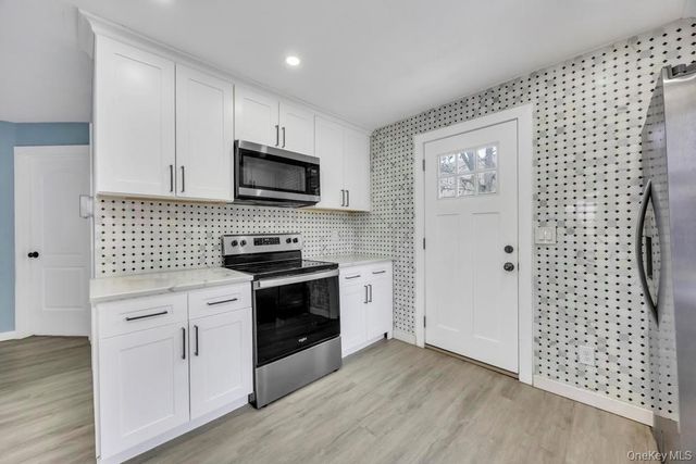 847 N Clinton Avenue, Lindenhurst, NY 11757