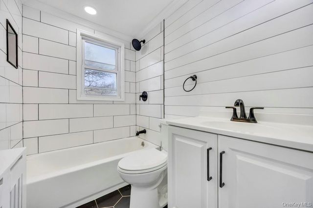 847 N Clinton Avenue, Lindenhurst, NY 11757