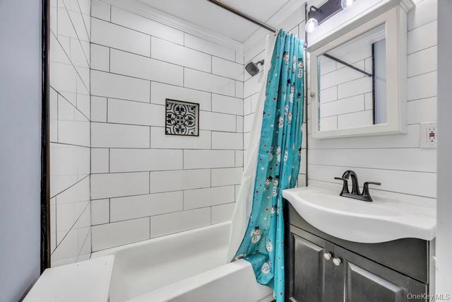 847 N Clinton Avenue, Lindenhurst, NY 11757