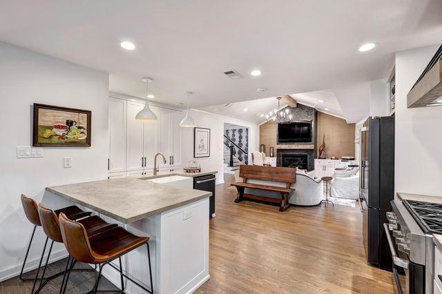 3131 Rice Boulevard, West University Place, TX 77005