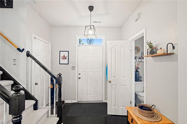 938 Drivers LN, Newport News, VA 23602