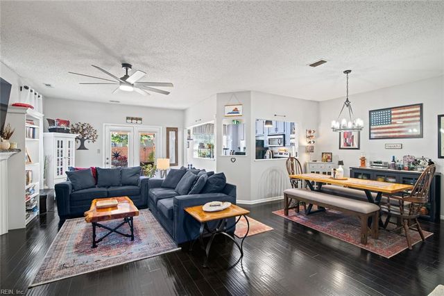 938 Drivers LN, Newport News, VA 23602