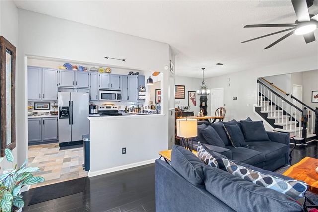 938 Drivers LN, Newport News, VA 23602