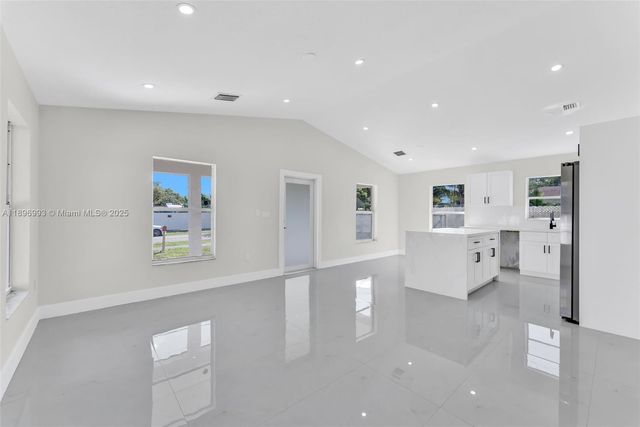 7690 NW 17th Pl, Miami, FL 33147