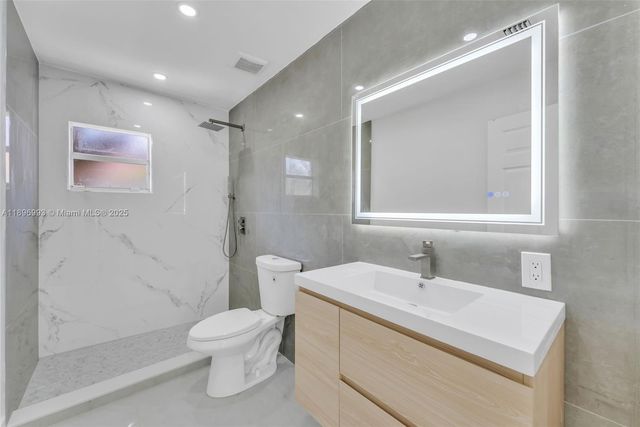 7690 NW 17th Pl, Miami, FL 33147
