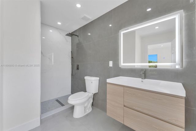7690 NW 17th Pl, Miami, FL 33147