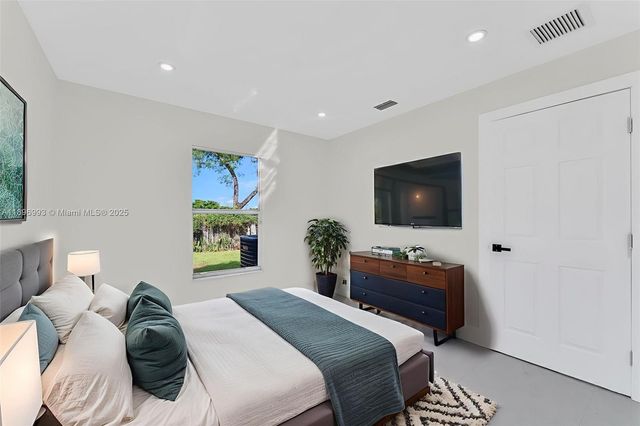 7690 NW 17th Pl, Miami, FL 33147