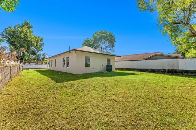 7690 NW 17th Pl, Miami, FL 33147