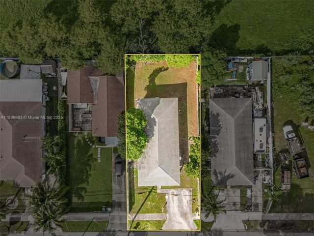 7690 NW 17th Pl, Miami, FL 33147