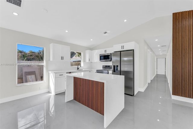 7690 NW 17th Pl, Miami, FL 33147