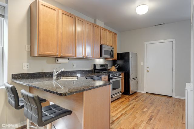 3124 W Cullom Avenue 2, Chicago, IL 60618