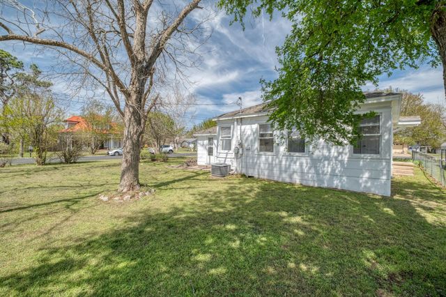 710 N Avenue H, Elgin, TX 78621