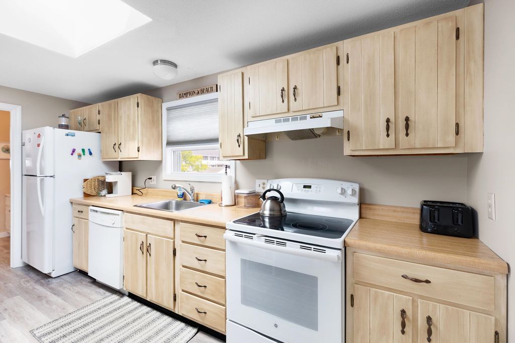 Image 12 of property listing at 14 Fellows Avenue # 2, Hampton, NH 03842
