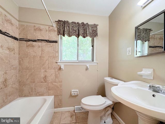 820 LEEDS LN, Newark, DE 19711