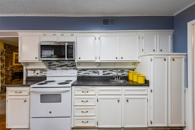 3704 Lynnwood Drive, Arlington, TX 76013