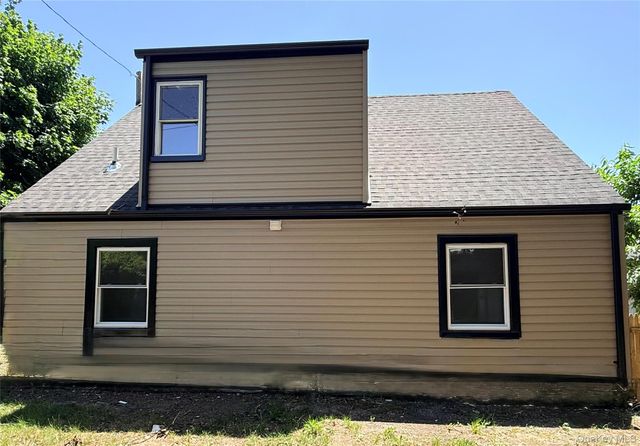 12 Garland Lane, Westbury, NY 11590