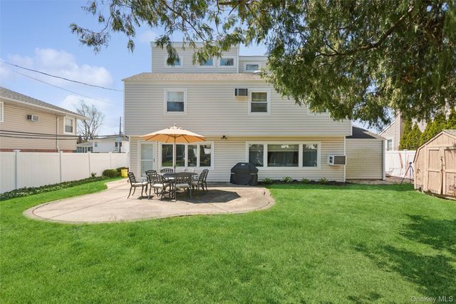 10 Lever Place, Plainview, NY 11803