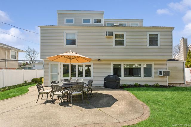 10 Lever Place, Plainview, NY 11803