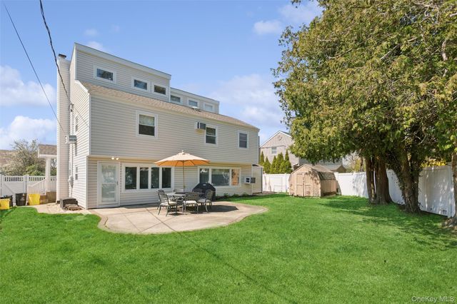 10 Lever Place, Plainview, NY 11803