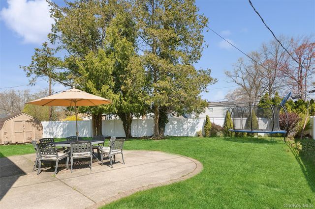 10 Lever Place, Plainview, NY 11803