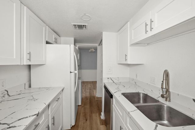 9009 Richmond 111, Houston, TX 77063