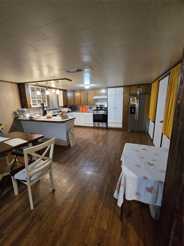 305 S Leon Street, Gustine, TX 76455