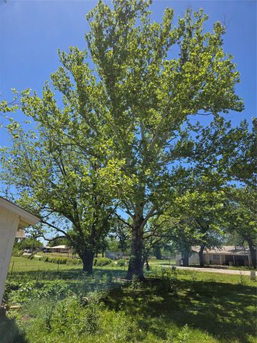 305 S Leon Street, Gustine, TX 76455