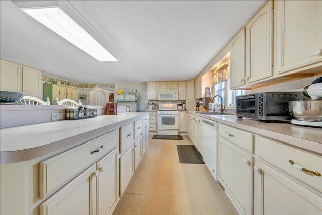 12715 Smith Mountain Lake PKWY, Huddleston, VA 24104