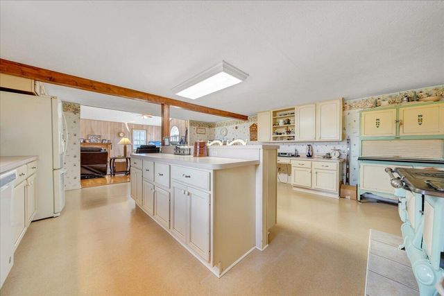 12715 Smith Mountain Lake PKWY, Huddleston, VA 24104