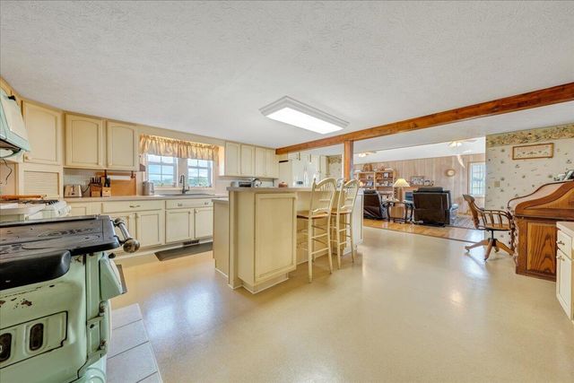 12715 Smith Mountain Lake PKWY, Huddleston, VA 24104