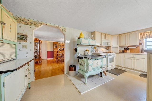 12715 Smith Mountain Lake PKWY, Huddleston, VA 24104