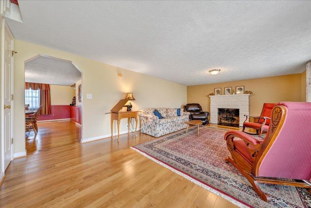 12715 Smith Mountain Lake PKWY, Huddleston, VA 24104