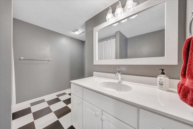 12715 Smith Mountain Lake PKWY, Huddleston, VA 24104