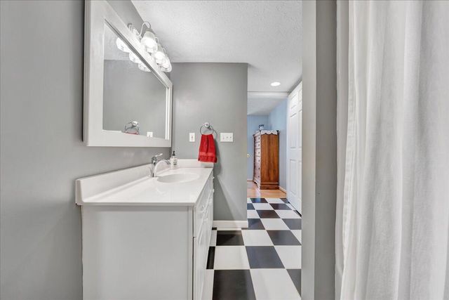 12715 Smith Mountain Lake PKWY, Huddleston, VA 24104
