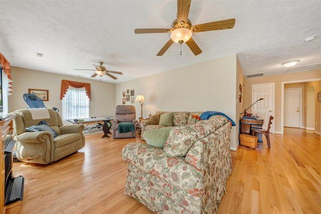 12715 Smith Mountain Lake PKWY, Huddleston, VA 24104