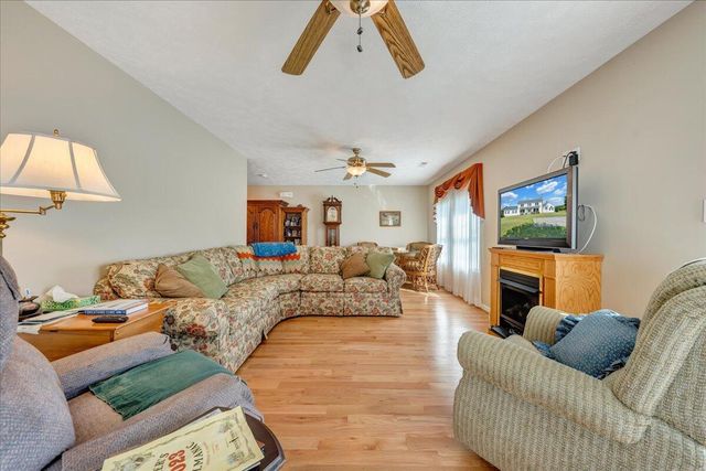 12715 Smith Mountain Lake PKWY, Huddleston, VA 24104