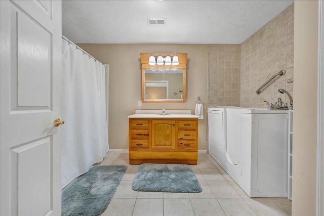 12715 Smith Mountain Lake PKWY, Huddleston, VA 24104