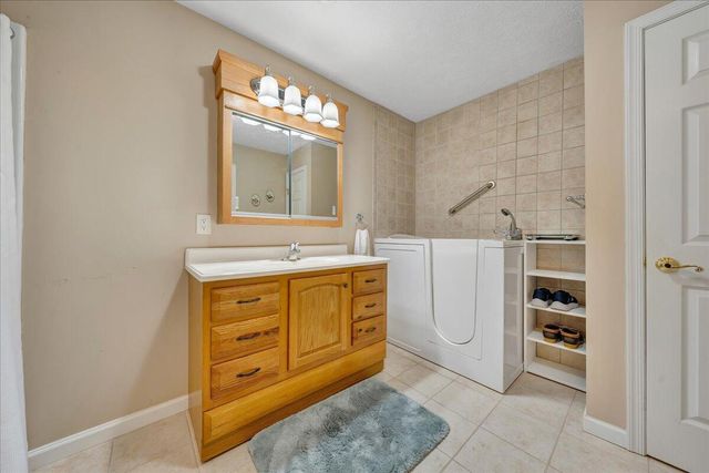 12715 Smith Mountain Lake PKWY, Huddleston, VA 24104