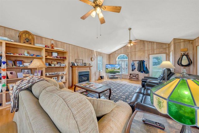 12715 Smith Mountain Lake PKWY, Huddleston, VA 24104