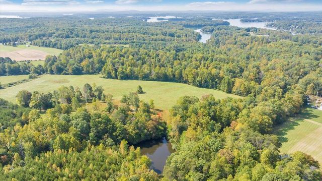 12715 Smith Mountain Lake PKWY, Huddleston, VA 24104