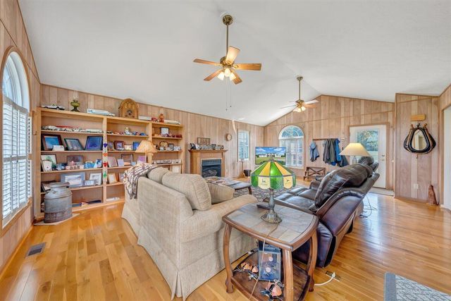 12715 Smith Mountain Lake PKWY, Huddleston, VA 24104