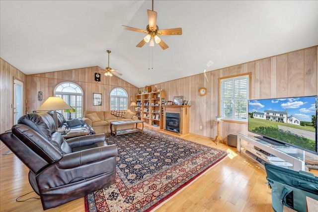 12715 Smith Mountain Lake PKWY, Huddleston, VA 24104
